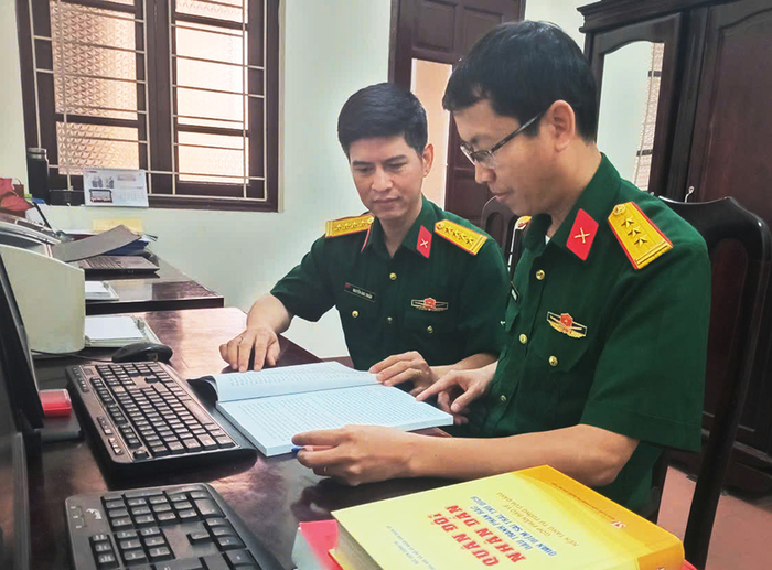 Cán bộ Viện Khoa học xã hội và nhân văn quân sự (Học viện Chính trị) trao đổi kinh nghiệm đấu tranh tư tưởng, lý luận.