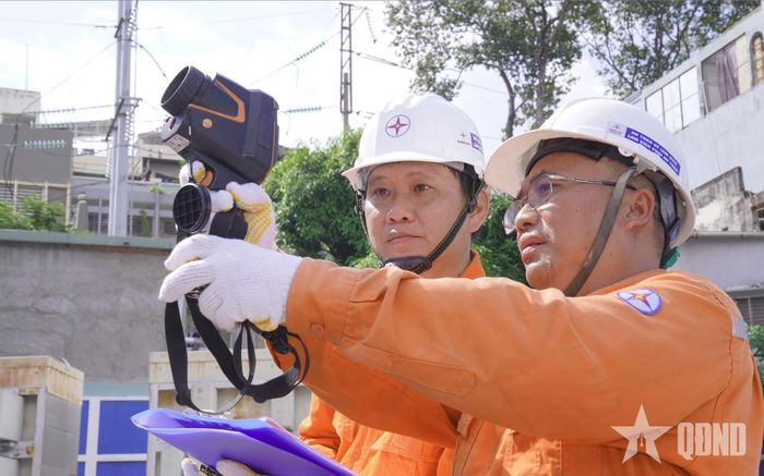 Sử dụng camera nhiệt để phát hiện sớm, ngăn ngừa sự cố và nâng cao độ tin cậy vận hành lưới điện. Ảnh: HỒNG GIANG