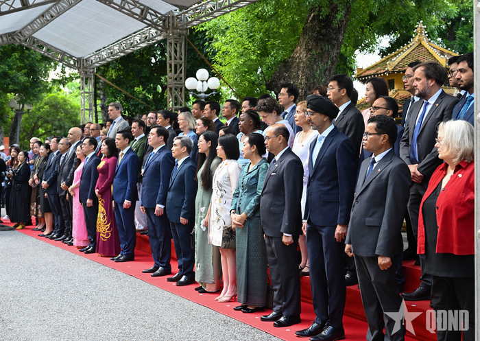  Lá cờ ASEAN được kéo lên trước sự chứng kiến của các đại biểu tham dự. Ảnh: TRỌNG HẢI 