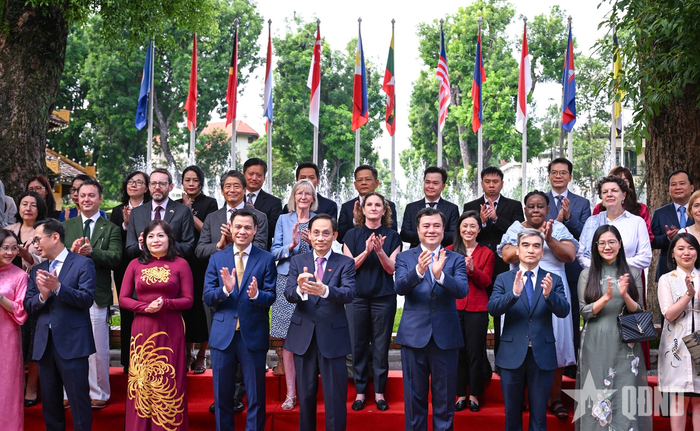  Các đại biểu tham dự Lễ thượng cờ ASEAN chụp ảnh chung. Ảnh: TRỌNG HẢI
