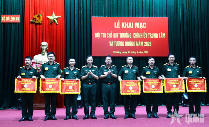 Trung tướng Nguyễn Minh Thắng và Thiếu tướng Nguyễn Tiền Giang trao cờ lưu niệm tặng các đơn vị tham gia hội thi.
