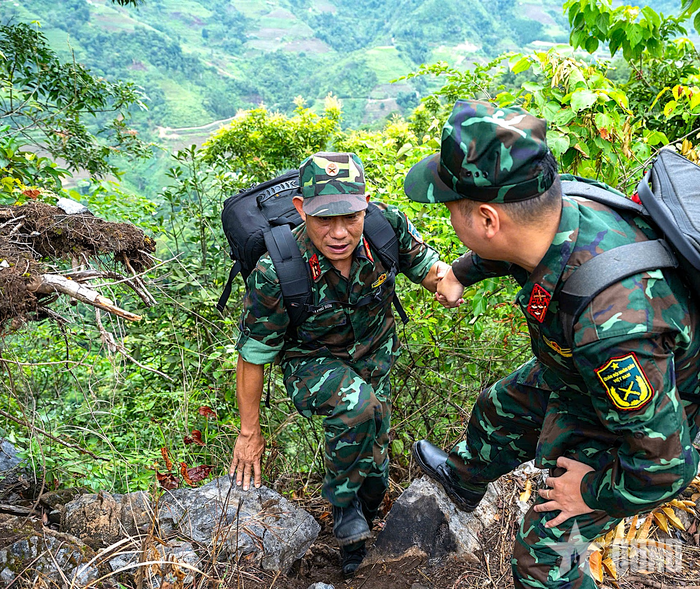  Phóng viên Báo Quân đội nhân dân tác nghiệp tại Điểm cao 685 (xã Thanh Thủy, tỉnh Tuyên Quang) về “Chiến dịch 500 ngày đêm đẩy mạnh thực hiện tìm kiếm, quy tập và xác định danh tính hài cốt liệt sĩ”. Ảnh: VIỆT TRUNG 