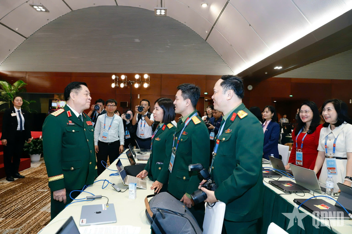  Đại tướng Nguyễn Trọng Nghĩa, Ủy viên Bộ Chính trị, Bí thư Trung ương Đảng, Ủy viên Thường vụ Quân ủy Trung ương, Chủ nhiệm Tổng cục Chính trị thăm, động viên phóng viên Báo Quân đội nhân dân tác nghiệp tại Đại hội XIV của Đảng. Ảnh: TRỌNG HẢI 