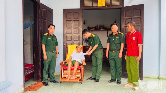  Lữ đoàn Phòng không 283 (Quân khu 4) thăm, tặng quà đối tượng chính sách.