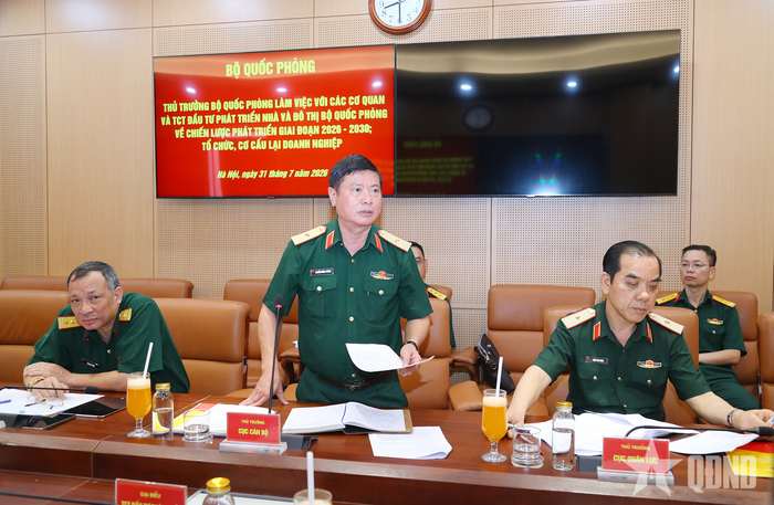 Các đại biểu đóng góp ý kiến tại buổi làm việc. 