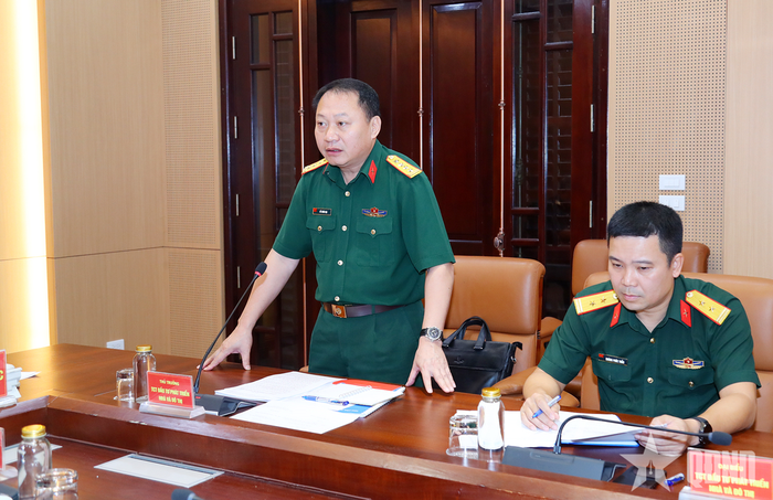 Đại tá Đỗ Xuân Đại, Chủ tịch kiêm Tổng giám đốc Tổng công ty Đầu tư phát triển Nhà và Đô thị Bộ Quốc phòng trình bày báo cáo.