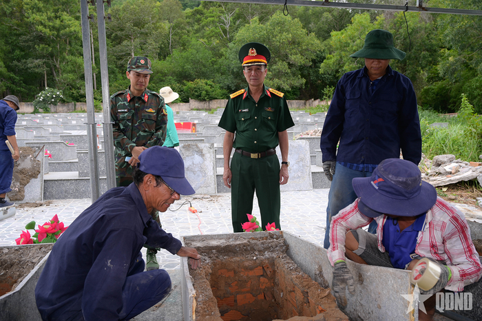 Đại tá Cao Minh Tâm trực tiếp kiểm tra thực tế quá trình khai quật, thu nhận mẫu sinh phẩm hài cốt liệt sĩ.