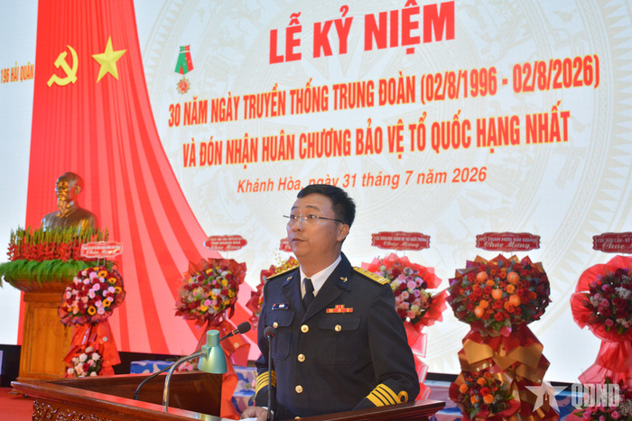  Thượng tá Vũ Quảng, Trung đoàn trưởng Trung đoàn 196 trình bày diễn văn. 