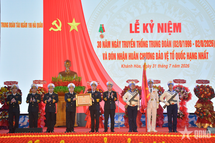  Trung đoàn 196 đón nhận Huân chương Bảo vệ Tổ quốc hạng Nhất.