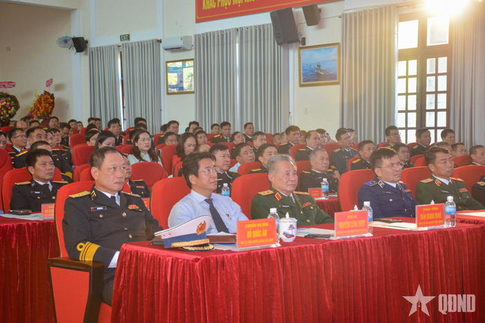  Các đại biểu dự buổi lễ.