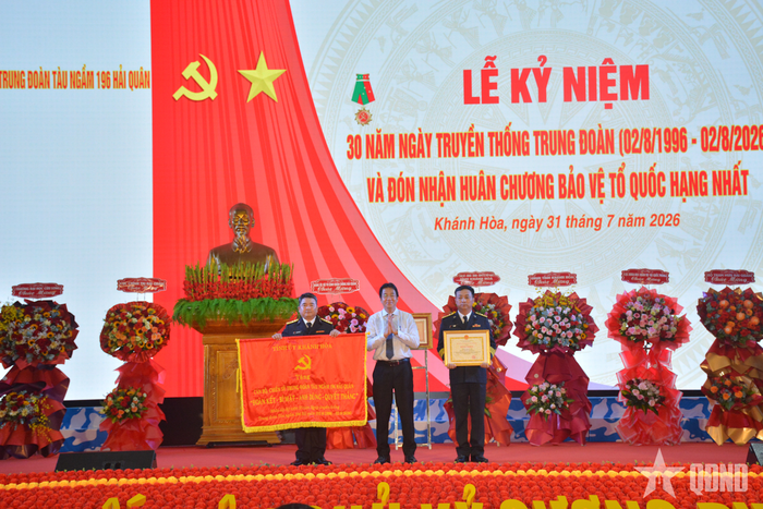  Lãnh đạo UBND tỉnh Khánh Hòa trao Bằng khen tặng Trung đoàn 196.
