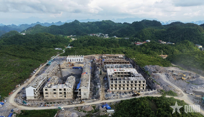 Toàn cảnh công trường xây dựng Trường Phổ thông nội trú liên cấp Tiểu học và Trung học cơ sở Sơn Vĩ đang được đẩy nhanh tiến độ để kịp đưa vào sử dụng trước năm học mới.