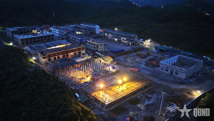Công trường Trường nội trú liên cấp Sơn Vĩ sáng đèn xuyên đêm, các mũi thi công tăng ca để bảo đảm tiến độ hoàn thành trước năm học mới.
