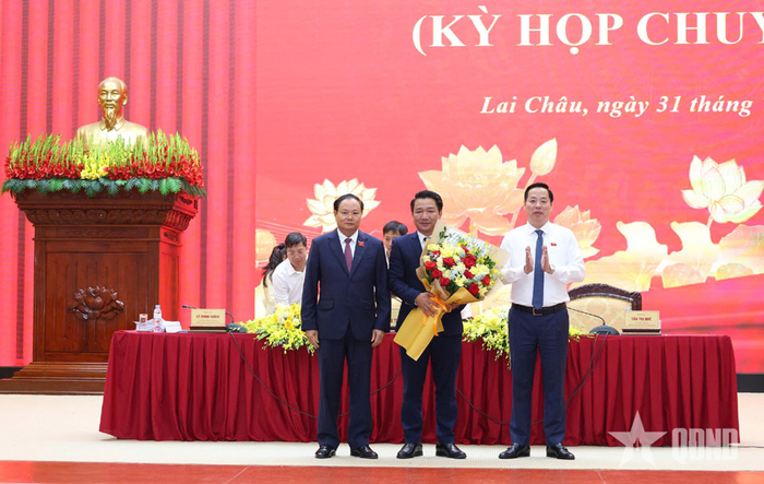 Lãnh đạo tỉnh Lai Châu tặng hoa chúc mừng đồng chí Lý Công Hậu. 