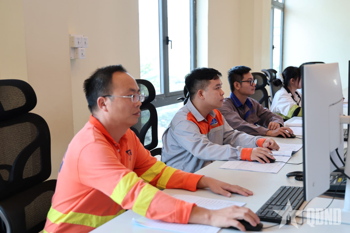  Các kỹ sư làm việc tại trung tâm điều hành của nhà máy.