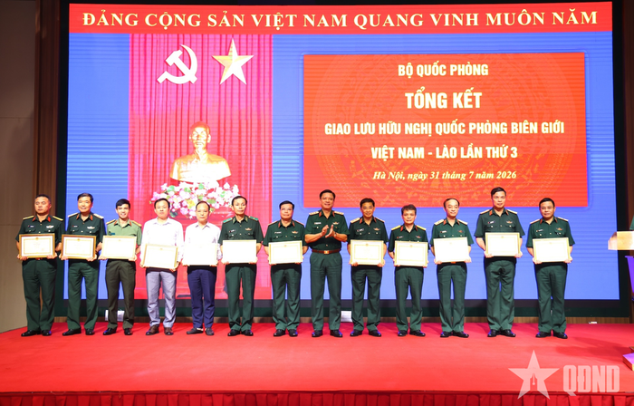 Thượng tướng Nguyễn Trường Thắng trao Bằng khen của Bộ trưởng Bộ Quốc phòng tặng các tập thể. 