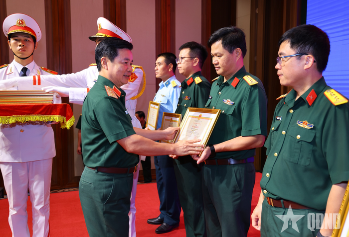 Thượng tướng Đỗ Xuân Tụng trao Bằng khen của Bộ trưởng Bộ Quốc phòng tặng các tập thể. 