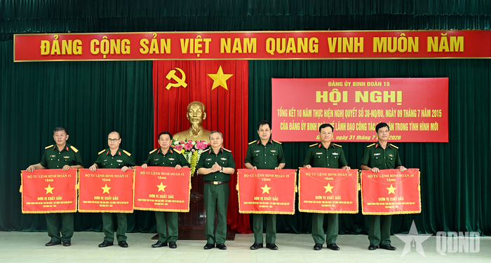 Thiếu tướng Hoàng Văn Sỹ trao Cờ đơn vị xuất sắc trong Phong trào thi đua "Dân vận khéo”, xây dựng “Đơn vị dân vận tốt” giai đoạn 2015-2025 tặng các tập thể.