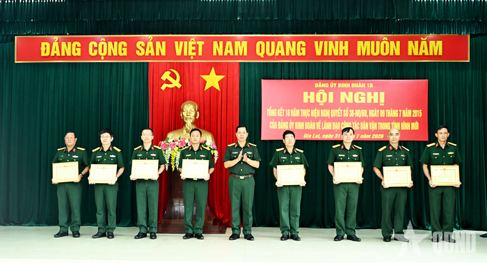 Đại tá Khuất Bá Cao trao bằng khen tặng các tập thể. 