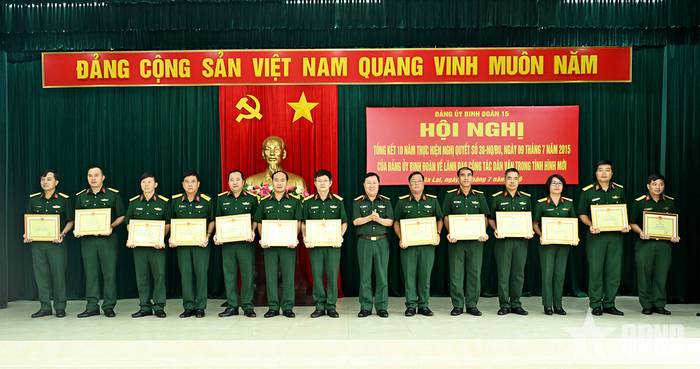 Đại tá Trần Ngọc Hải trao bằng khen tặng các cá nhân. 
