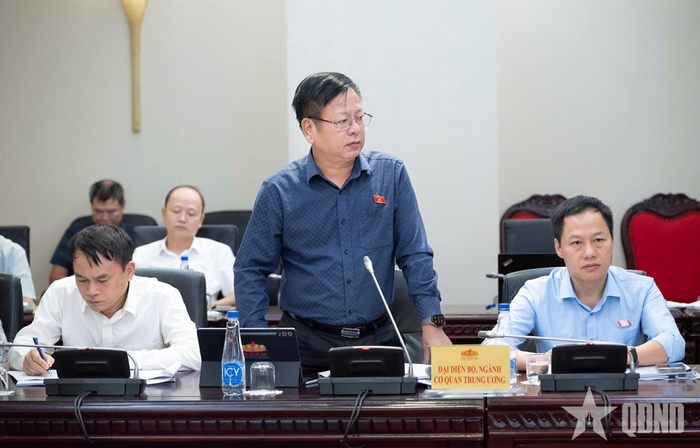  Các đại biểu thảo luận tại phiên họp.