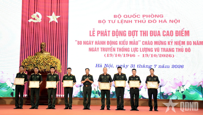 Các tập thể, cá nhân của Bộ tư lệnh Thủ đô Hà Nội nhận bằng khen tại buổi lễ.