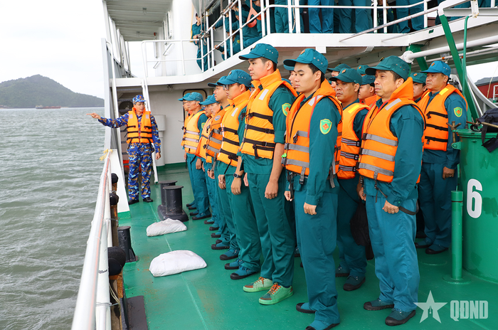 Cán bộ Phòng Quân sự địa phương, Bộ Tham mưu Hải quân quán triệt tình hình nhiệm vụ trước khi huấn luyện, bắn đạn thật trên biển.