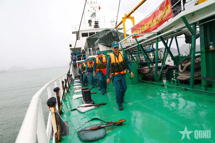 Trời mưa, mặt boong trơn trượt nên việc cơ động vào tuyến bắn được thực hiện khá cẩn trọng.