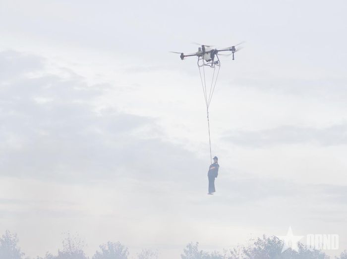 Máy bay không người lái được huy động để chữa cháy và cứu người ra khỏi nơi nguy hiểm.