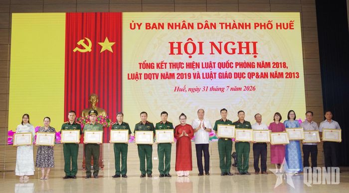Lãnh đạo thành phố Huế trao bằng khen tặng các tập thể, cá nhân đã có thành tích xuất sắc trong triển khai thực hiện thi hành 3 luật về quốc phòng, dân quân tự vệ và giáo dục quốc phòng - an ninh.