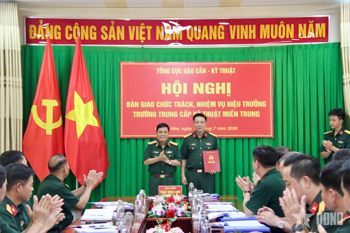 Trung tướng Trần Minh Đức trao Quyết định của Tổng cục Hậu cần - Kỹ thuật giao phụ trách chức vụ Hiệu trưởng Trường Trung cấp Kỹ thuật miền Trung cho Thượng tá Nguyễn Hồng Hải.