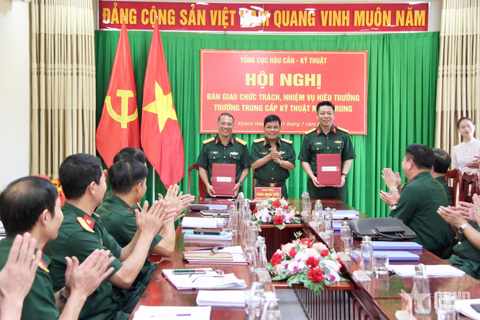 Đại tá Đỗ Mạnh Hùng và Thượng tá Nguyễn Hồng Hải hoàn thành việc ký biên bản bàn giao chức trách, nhiệm vụ Hiệu trưởng Trường Trung cấp Kỹ thuật miền Trung.