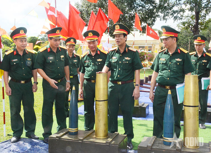 Đoàn công tác kiểm tra vật chất huấn luyện của Lữ đoàn 434.