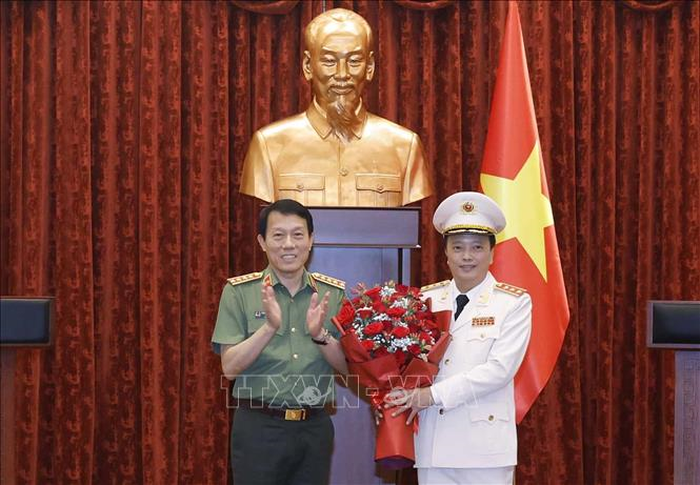Đại tướng Lương Tam Quang, Ủy viên Bộ Chính trị, Bí thư Đảng ủy Công an Trung ương, Bộ trưởng Bộ Công an tặng hoa chúc mừng Thượng tướng Đặng Hồng Đức. 
