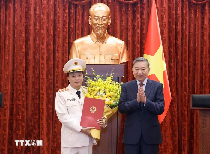 Tổng Bí thư, Chủ tịch nước Tô Lâm trao Quyết định thăng Quân hàm từ Trung tướng lên Thượng tướng đối với đồng chí Đặng Hồng Đức, Thứ trưởng Bộ Công an. 