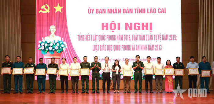  Lãnh đạo tỉnh Lào Cai trao khen thưởng tặng các tập thể, cá nhân có thành tích xuất sắc. 