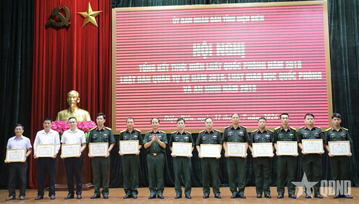 Các tập thể và cá nhân được nhận giấy khen của Bộ CHQS tỉnh.