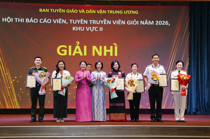 Ban tổ chức trao giải Nhì tặng các thí sinh. 