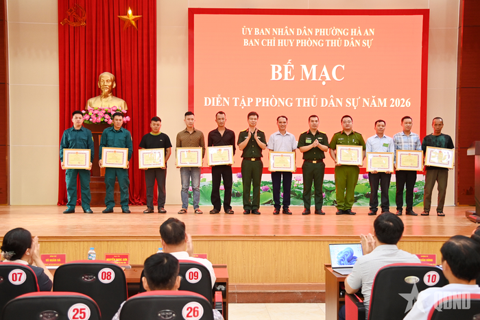 Các cá nhân có thành tích xuất sắc được khen thưởng tại bế mạc diễn tập. 