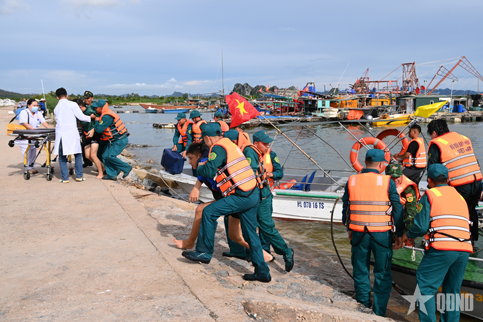  Lực lượng tham gia thực hành xử trí tình huống tìm kiếm cứu nạn trên biển trong phần diễn tập thực binh.