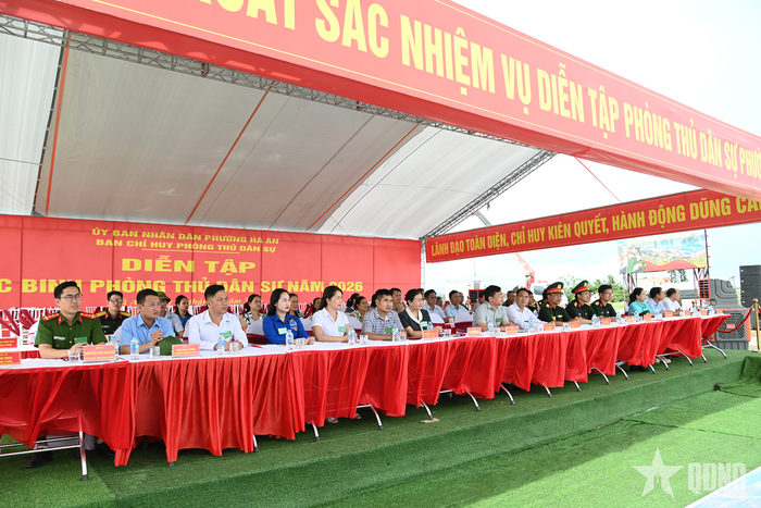 Các đại biểu theo dõi phần diễn tập thực binh. 