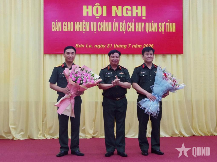 Trung tướng Phạm Đức Duyên, Chính ủy Quân khu 2 tặng hoa chúc mừng các cán bộ được bổ nhiệm.