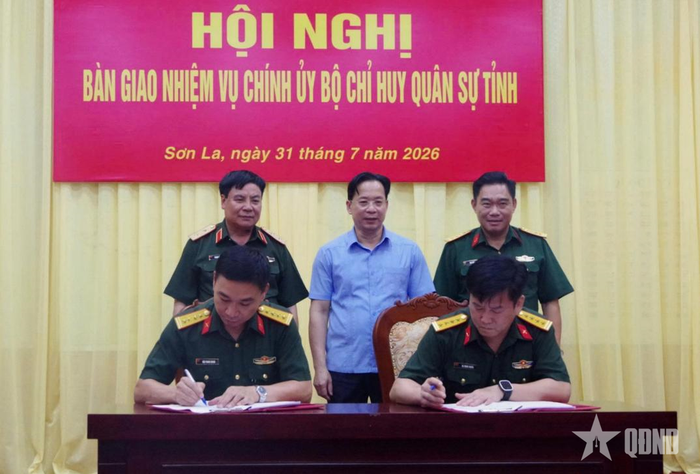  Đại tá Sa Minh Nghĩa và Đại tá Đậu Thanh Quang ký biên bản bàn giao nhiệm vụ.