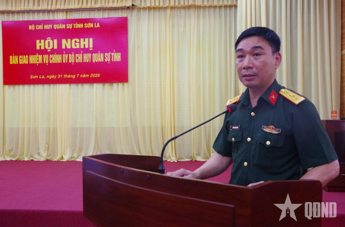  Đại tá Đậu Thanh Quang, Chính ủy Bộ CHQS tỉnh Sơn La phát biểu nhận nhiệm vụ. 