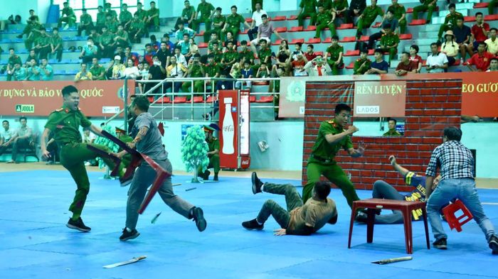 Phần thi tình huống võ thuật được xây dựng từ các tình huống thực tế trong công tác, chiến đấu của lực lượng Công an nhân dân.