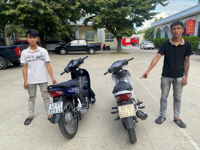 Hai đối tượng Nhật và Kỳ bị bắt giữ cùng 2 chiếc xe mô-tô tang vật.