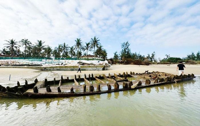 Đã gần 3 năm kể từ khi phát lộ bên bờ biển Hội An, con tàu cổ vẫn chưa thể được khai quật do quy định của Luật Di sản văn hóa.