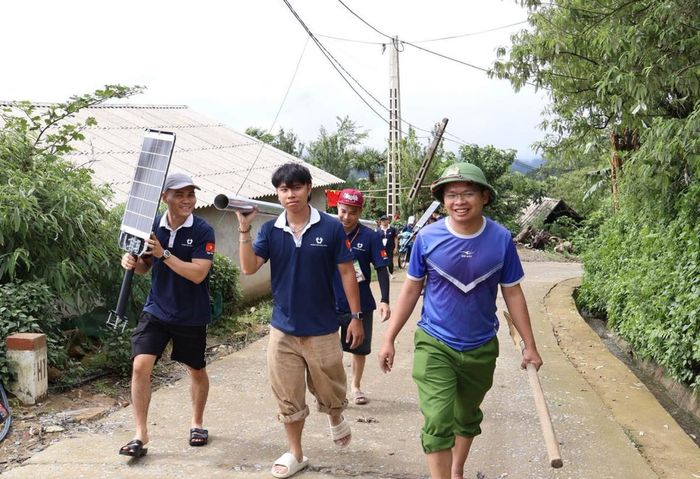 Thanh niên tình nguyện chuẩn bị lắp đặt đèn năng lượng mặt trời tại một xã vùng cao.