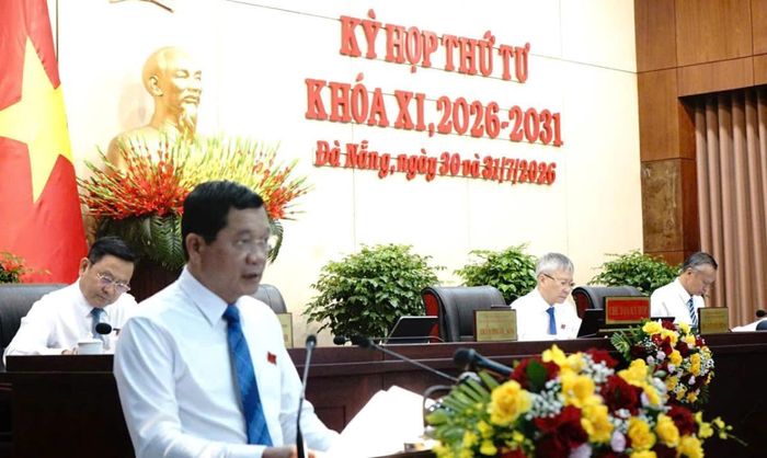 Phó Chủ tịch Thường trực HĐND thành phố Trần Phước Sơn trình bày báo cáo tổng hợp ý kiến thảo luận tại tổ