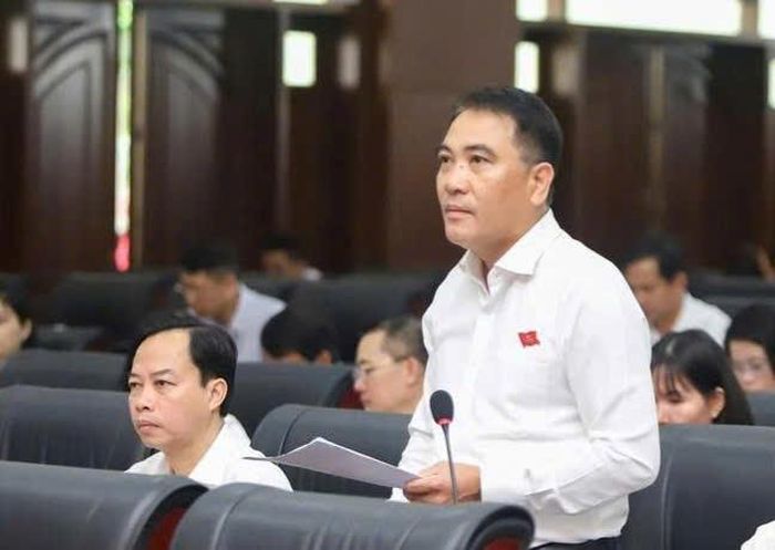 Đại biểu Lê Văn Dũng, Phó Trưởng ban Đô thị HĐND thành phố thảo luận tại kỳ họp